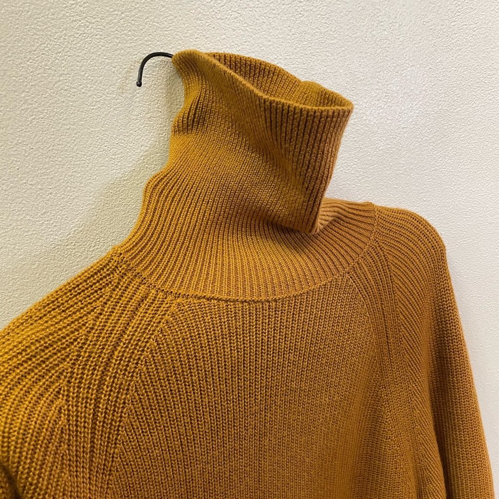 Uniqlo U Men's Slim Orange Turtleneck - Small